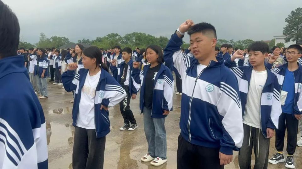 众安驾校代表,社区代表,平安志愿者代表,新平中学师生代表,县公安局巡