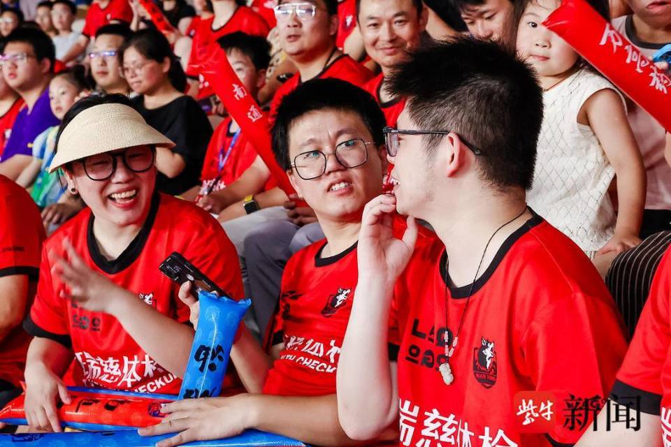 “苏超”首个残疾人观赛团幸福观赛  瑞慈医疗与南通残联用爱心为残疾人生活“加彩”
