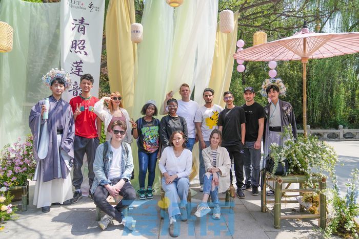 济南投壶雅趣书法留墨外籍友人沉浸式感受清照诗词中的宋式生活