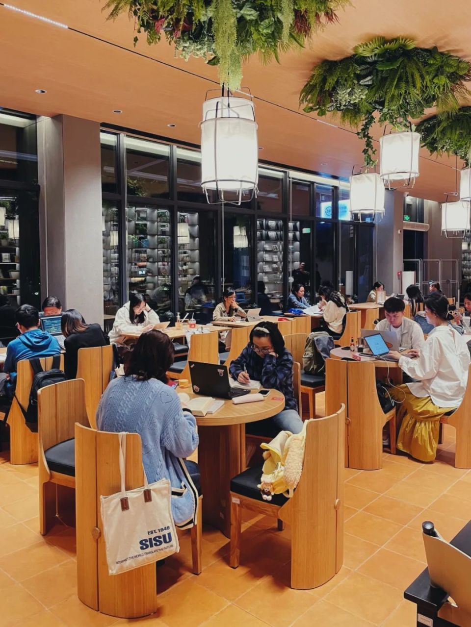 凌晨两点，上海网红书院里坐满了人-腾讯新闻