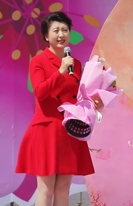 闫学晶现身商演,站在平地直接清唱!传出场费30万!