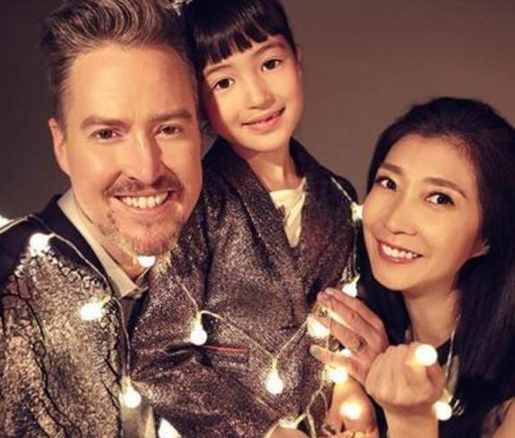 此外,黄嘉千表示夏天不与夏克立见面的原因是夏天遭受父亲夏克立的