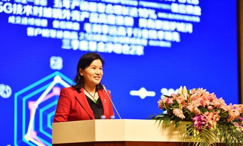 与马斯克、库克同席后，湖南女富豪周群飞大动作，拟折价45%“抄底”巨腾国际_腾讯新闻
