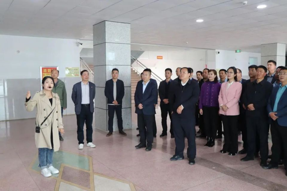数字教育·引领未来——东乡县组织部分中小学校长观摩河州中学智慧