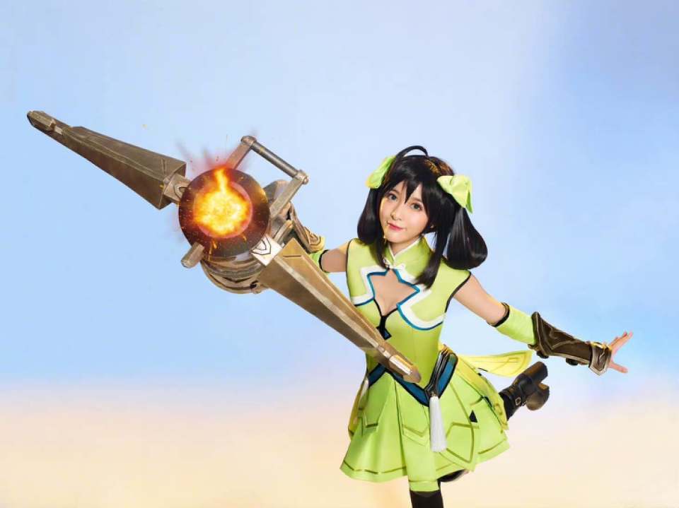 徐娇cos孙尚香,提着炮筒,姿势可爱,和关晓彤蔷薇恋人气质不同