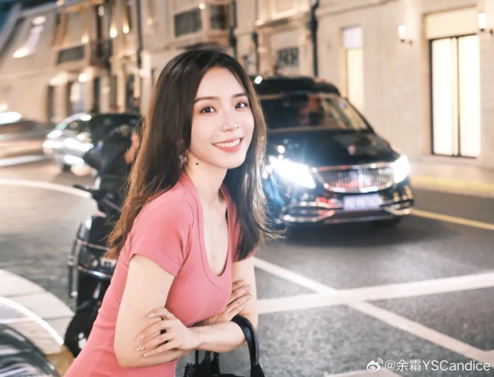 【lpl老婆】余霜美丽包臀裙街头漫步,泽元拍照技术娴熟