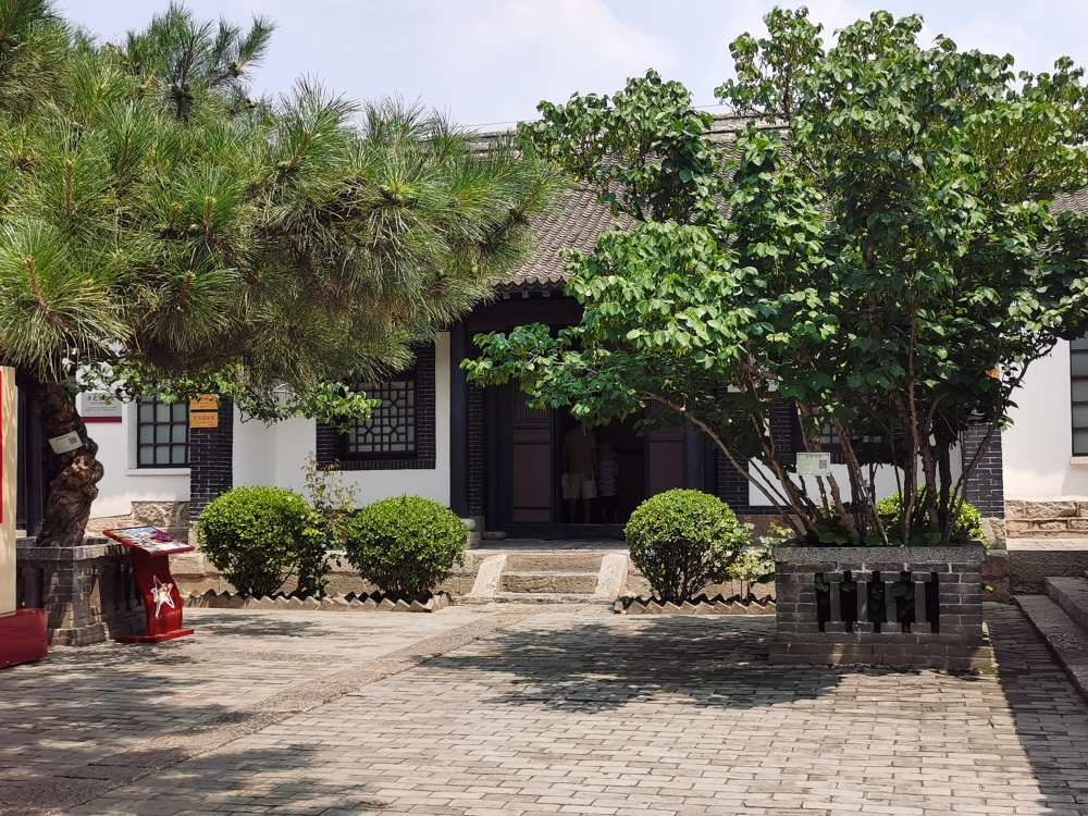 缅怀先烈-铭记历史 (缅怀先烈铭记历史吾辈自强毛笔字)