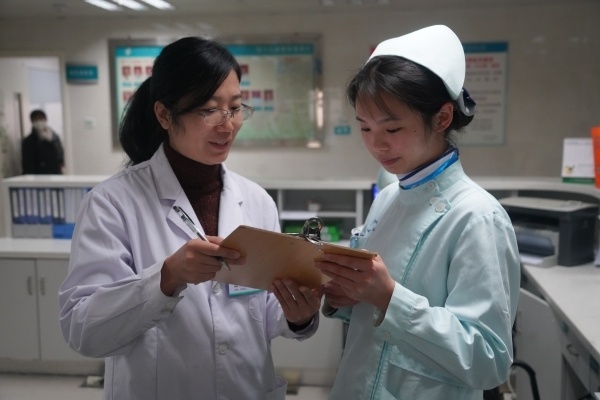 胡铖洋 摄严万达 刘宝玉 陈 琳永州市中心医院肿瘤科副主任丁思娟