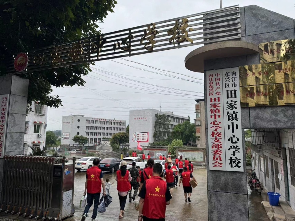 c视频丨直击内江强降雨:东兴区田家镇临时安置点已安置300余名群众
