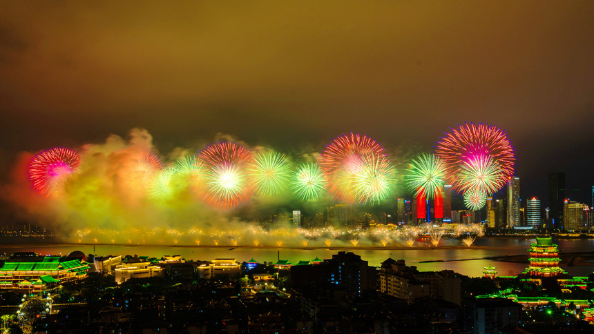 江西南昌:烟花璀璨庆国庆_腾讯新闻