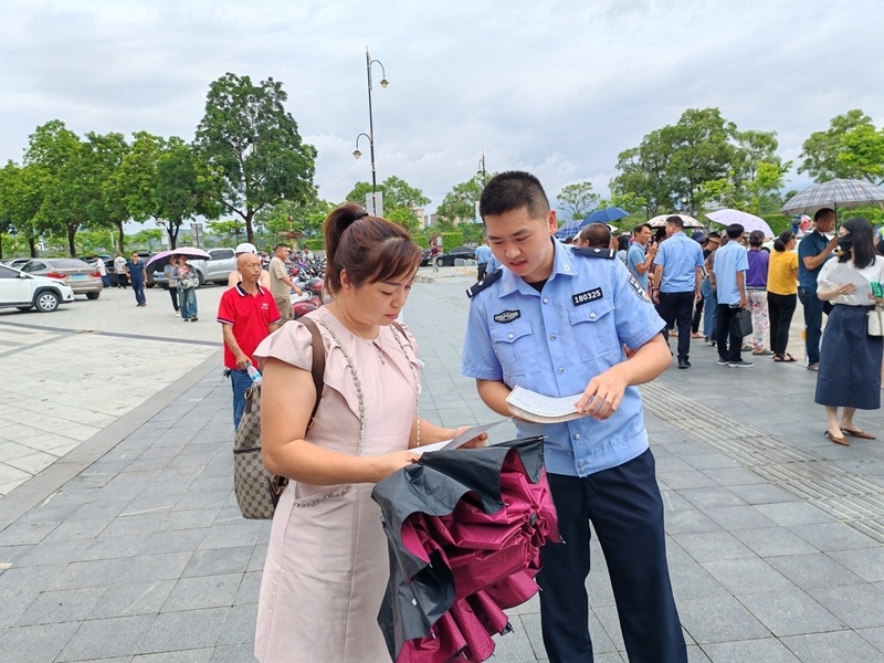 乐东中学校长图片图片