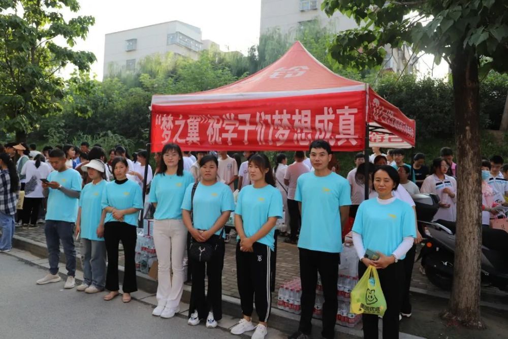 杞縣創新學校考區愛心人士助考杞縣大同中學考區,組織考生有序過安檢