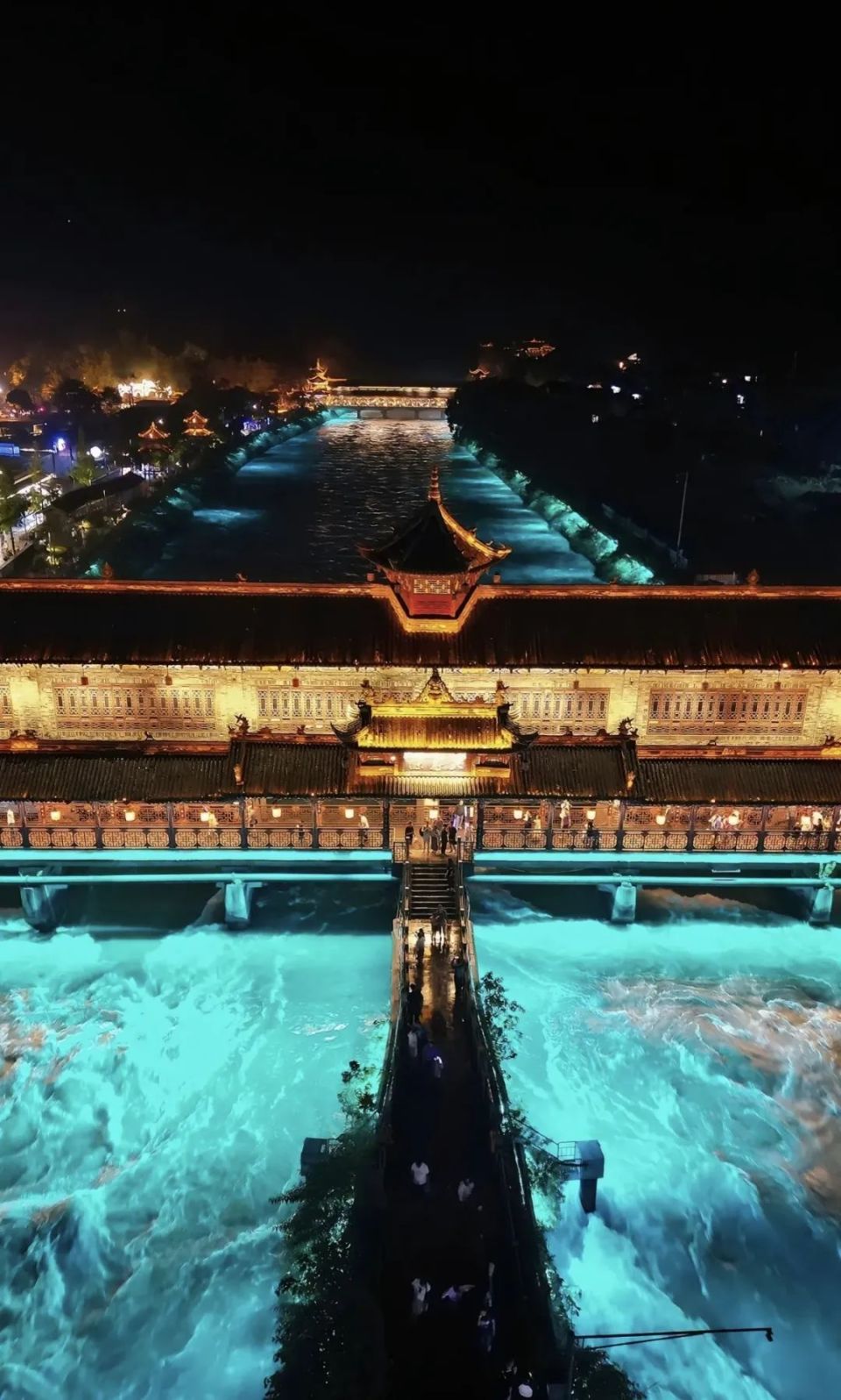 路上悠闲散步当我们在玉垒阁看云卷云舒当我们在南桥之上吹着河风摄影