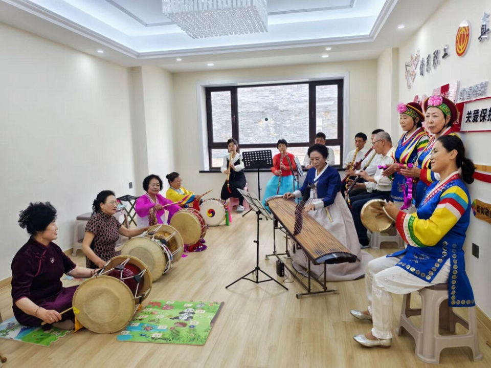 年龄71岁的会员们,在位于延吉市公园街道园吉社区的排练厅进行排练