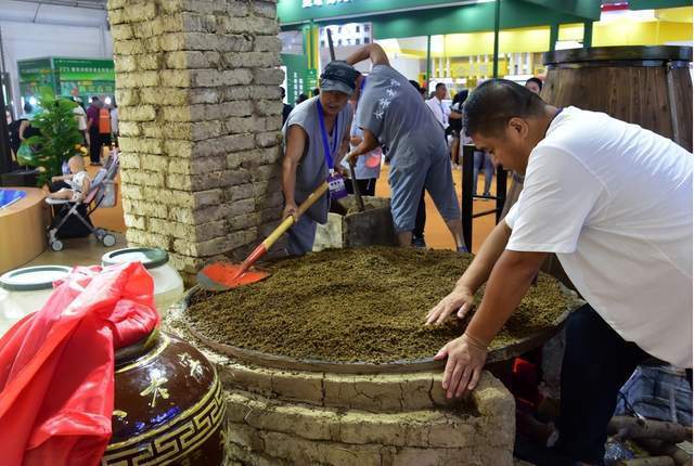 近千年前斫冰烧酒技术再现长春农博会