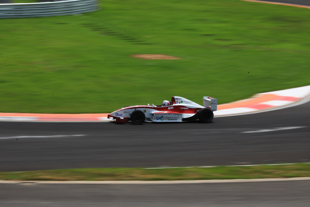 郑州国际赛车场第二个比赛日青岛选手吕彦摘首冠