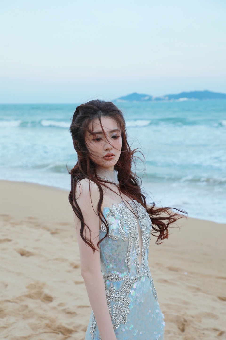 徐璐三亚深海人鱼大片:深 v 镂空露出的腰腹线条"柔中带韧"