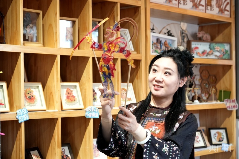 “她”说丨柔肩挑光影 指尖传非遗_腾讯新闻