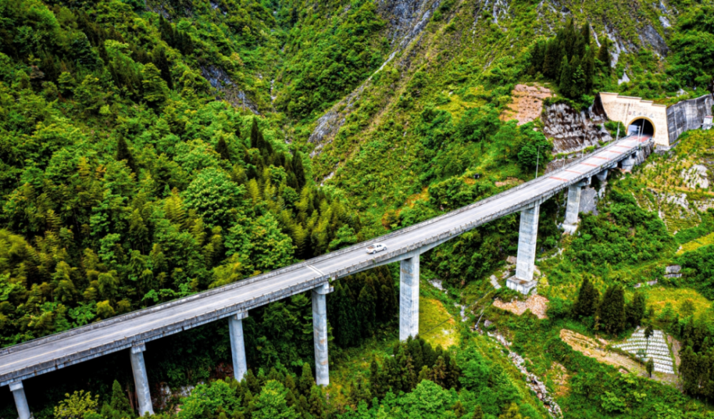 川青铁路,成万高速,成都三绕,绵茂公路穿境而过