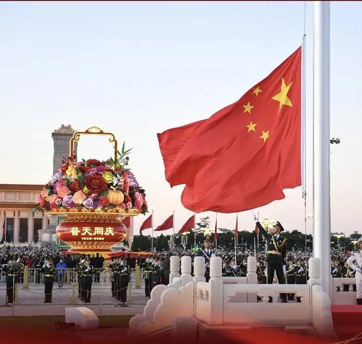 在爱国主义的旗帜下奋力前行——“新时代青年如何爱国”系列评论之四_腾讯新闻