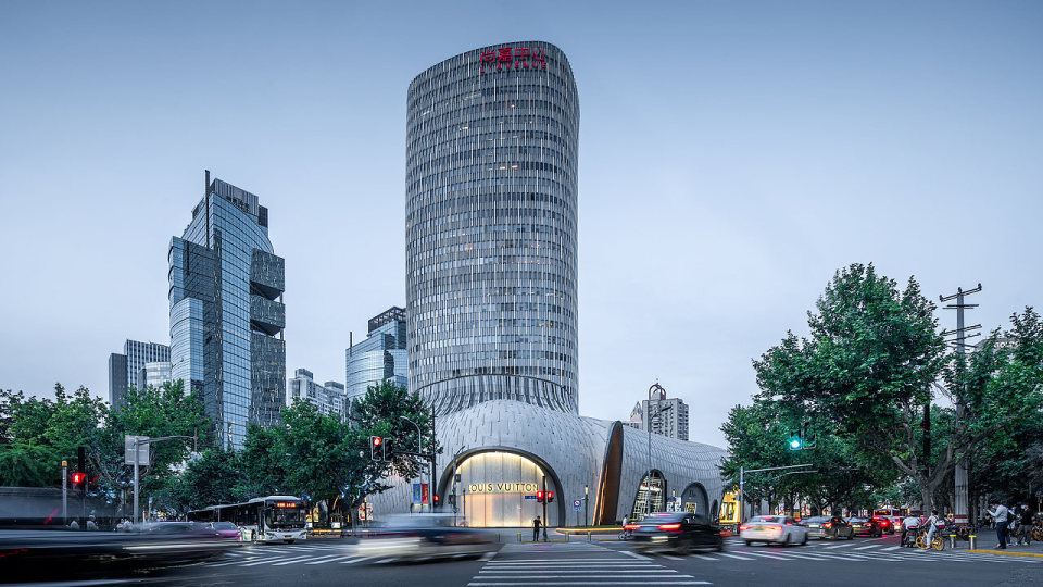 上世纪90年代初,他就对上海市的领导说,现在我们谈国际大都市,总是