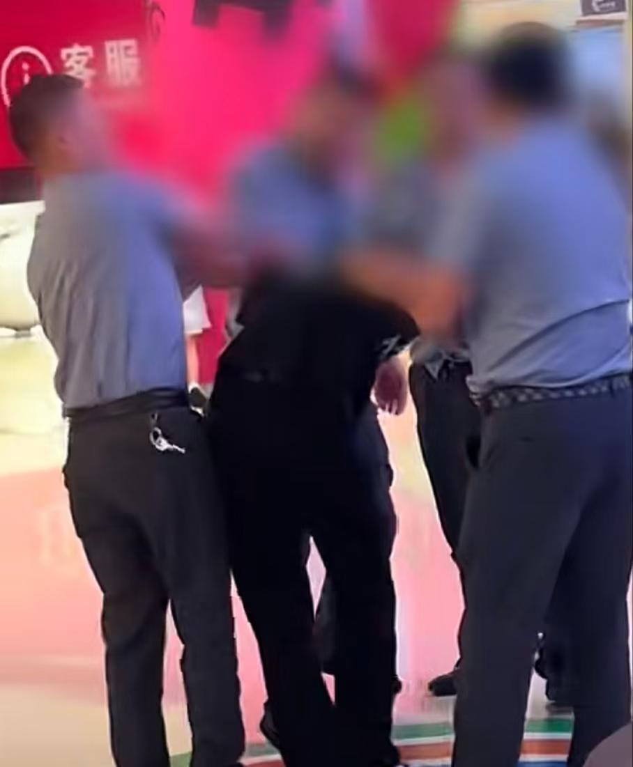 长沙天心区印象城多名保安殴打男子,商场称已调解!互相道歉