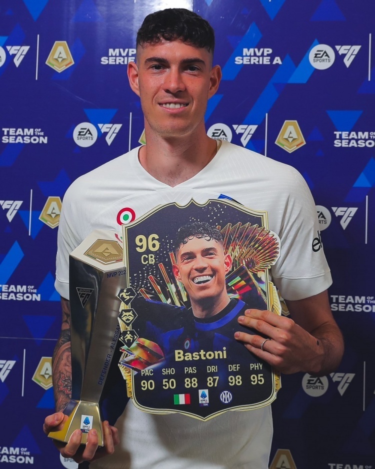 国米主帅小因扎吉领取了23/24赛季意甲最佳主帅奖杯,国米前锋劳塔罗