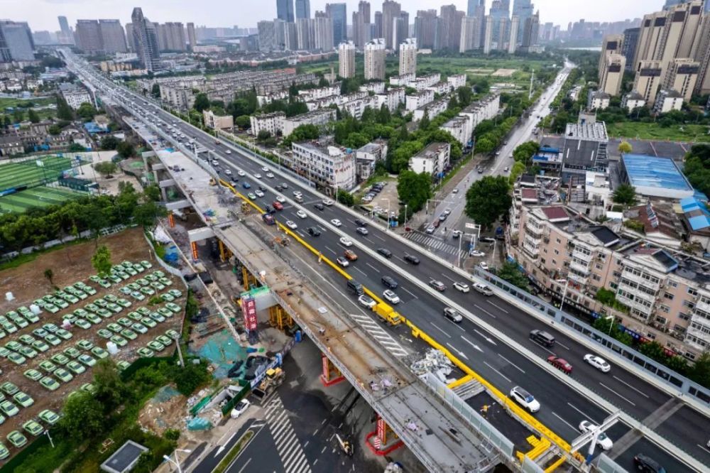 今早出门注意合肥金寨路高架此段开始封闭施工新闻早班车