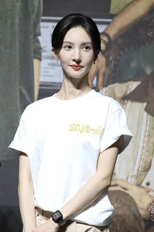 近日,演员金晨在直播中首次回应争议,否认了抢角色的说法,表示是剧组