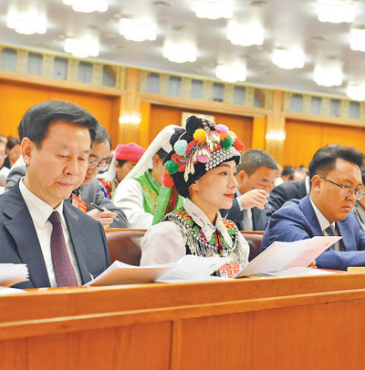 王锦涛  孟  捷摄影报道3月9日,刘建明代表(左二)在浙江代表团小组