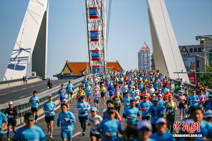 2025天津马拉松鸣枪开跑 3.3万跑者燃动海河之滨