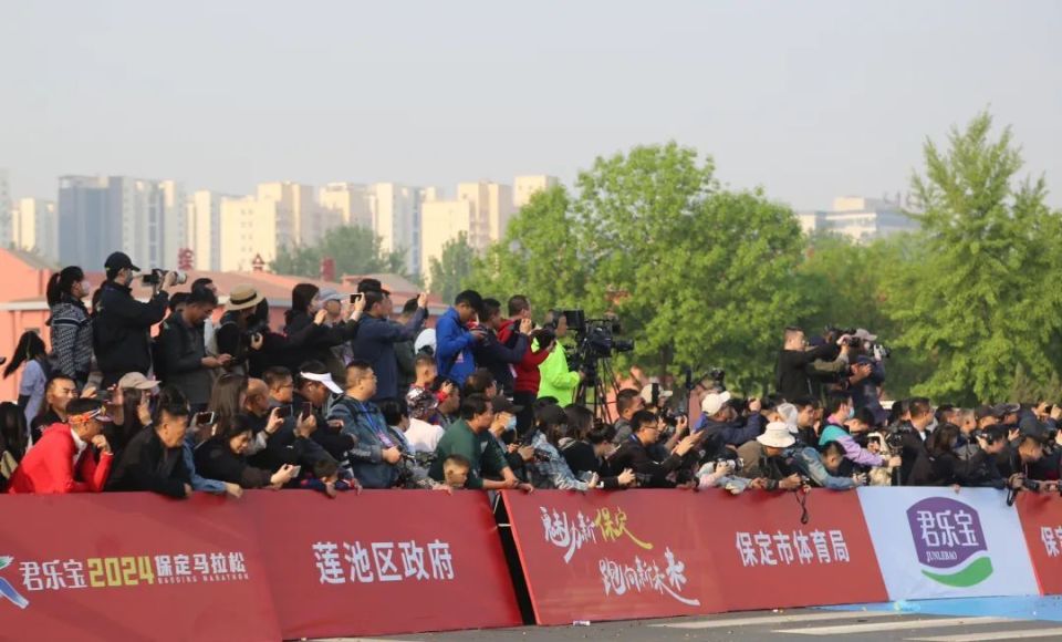 2万名跑者相约"奥运冠军之城"!君乐宝672024保定马拉松鸣枪开跑
