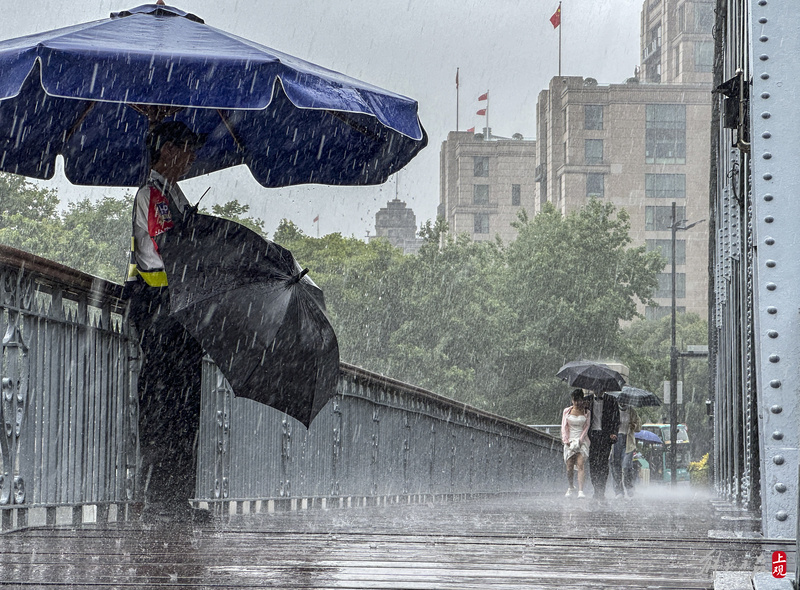 风雨雷电齐聚上海今天遭遇短时大暴雨