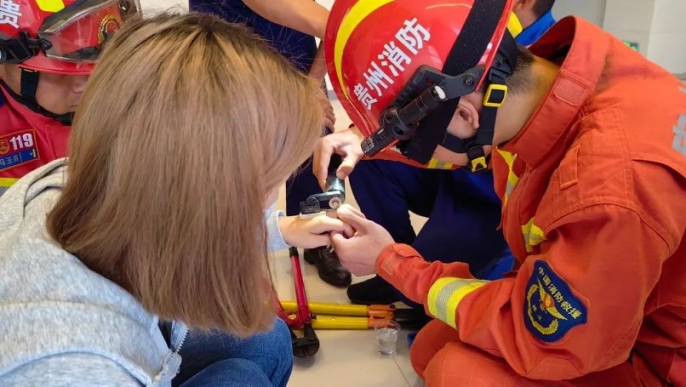 "蓝"朋友出马,群众不用烦恼