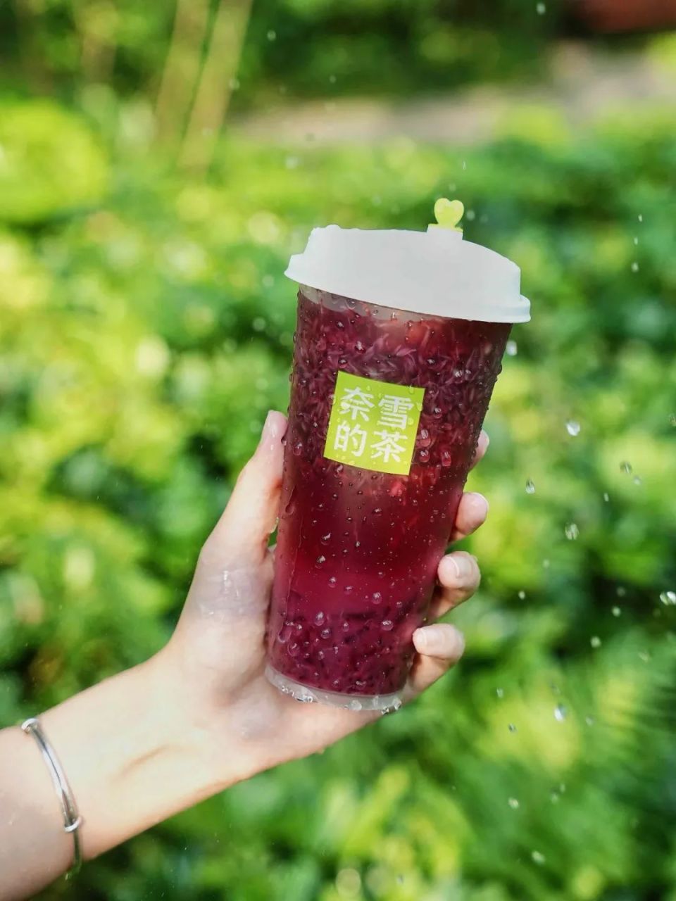 three ships beauty获融资;奈雪的茶联名周大福;burberry赢得商标