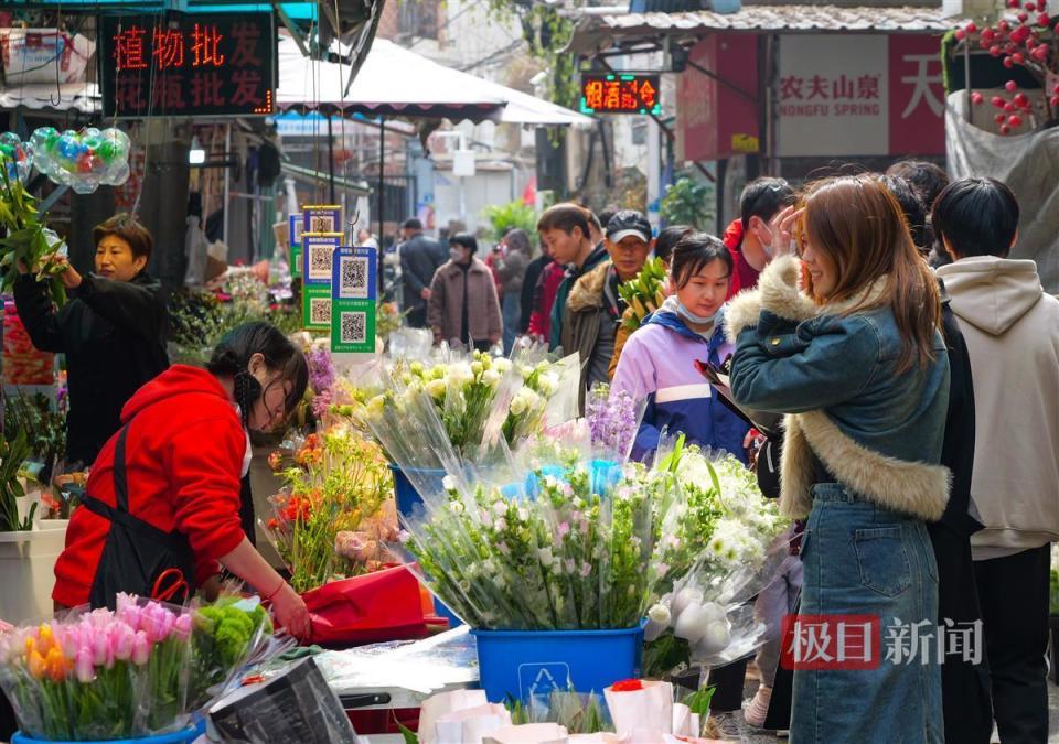 情人节巧遇财神爷大年初五武汉循礼门花市人气旺