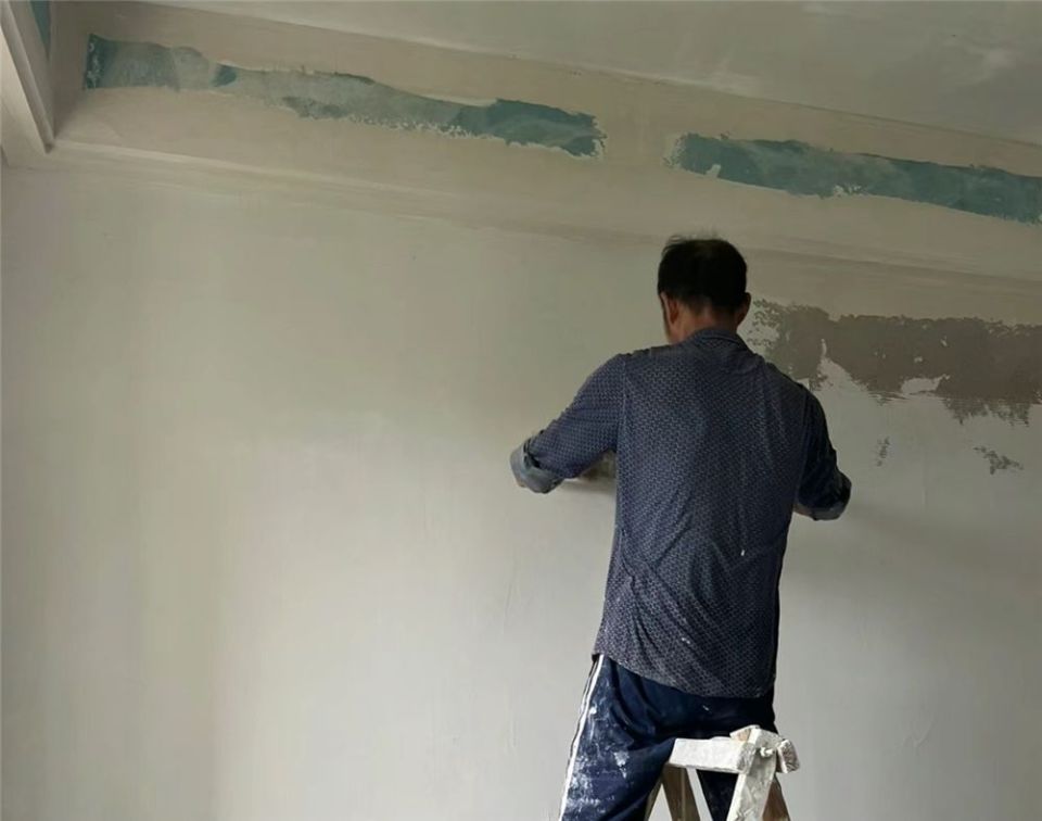 五,刮两遍腻子防锈漆,记得在吊顶刮腻子前,就让油工师傅把每一个钉子