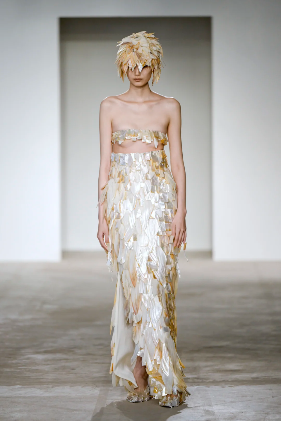 鬼魅般的妆造和不蔽体的服装,上海也能翻车?网友:湘西赶尸也来走秀了?