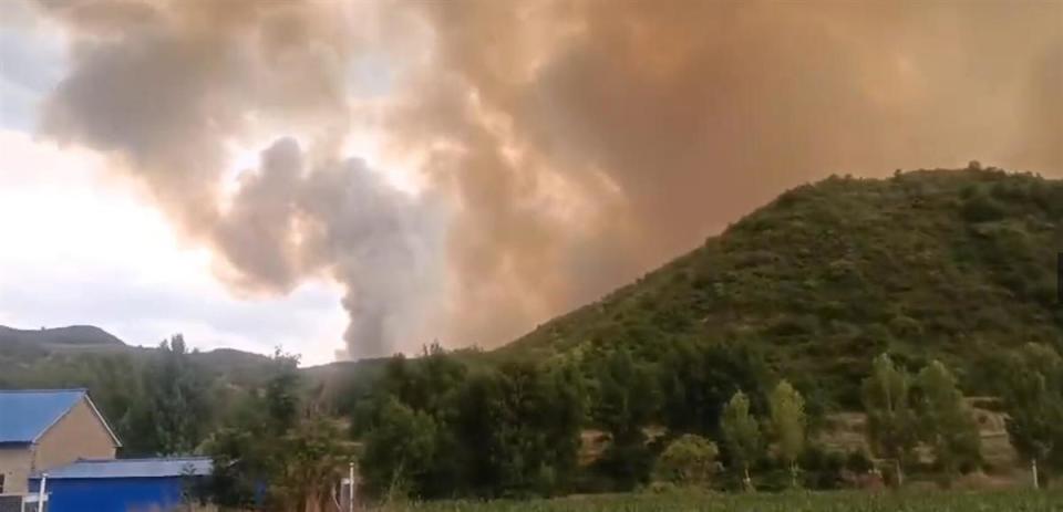 山西安泽县突发山火绵延数公里,当地:油松增加扑救难度,无群众受伤