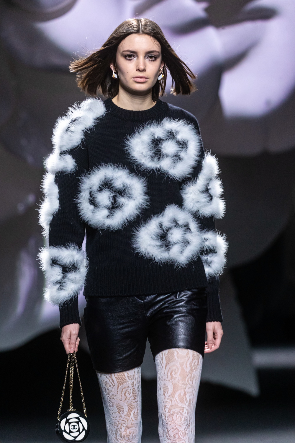 新华社/欧新3月7日,模特在法国巴黎时装周上展示香奈儿品牌的2023