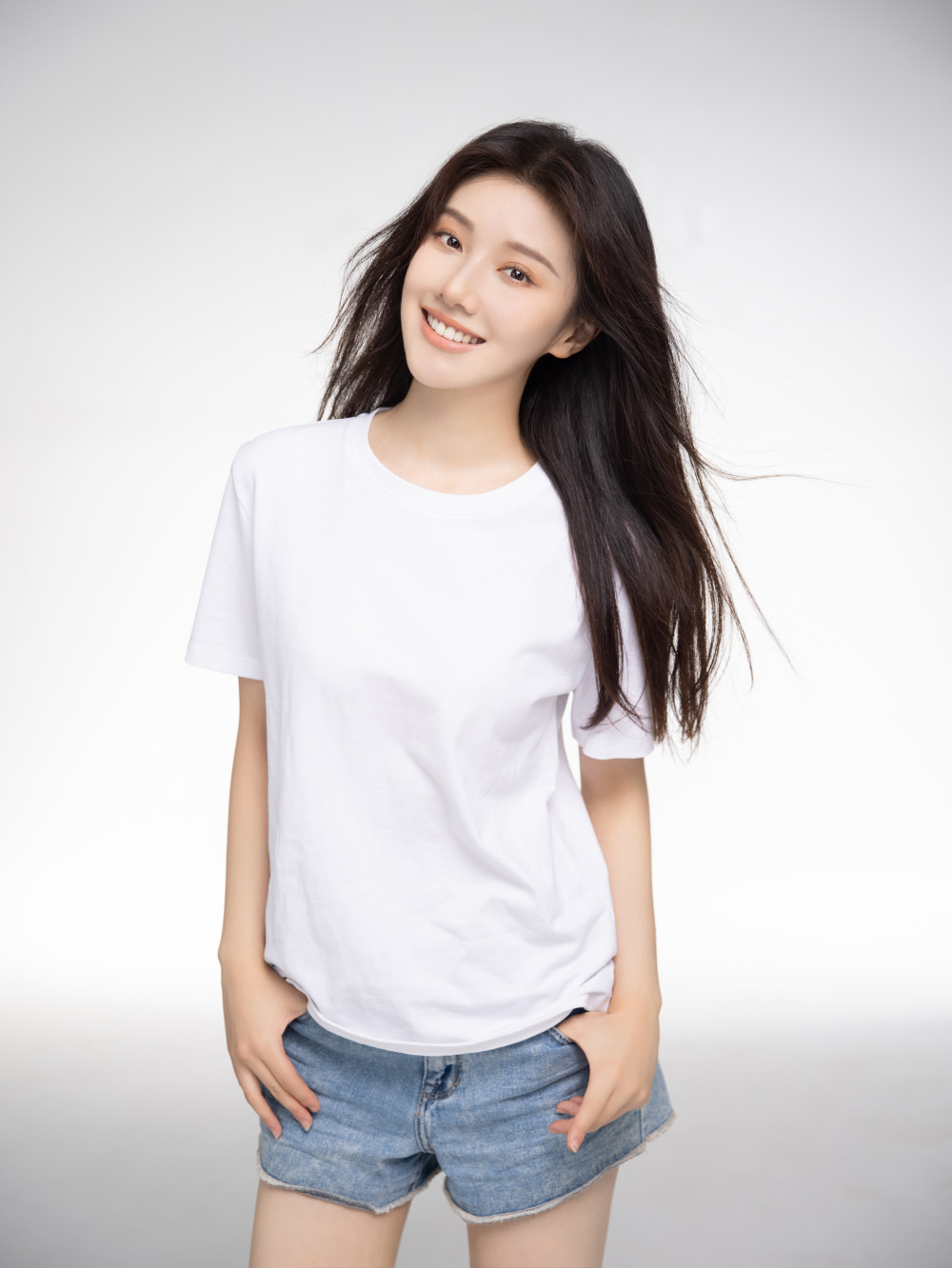 越走越带劲 |"氧气女孩"王鹤润春城亮相,引领"每日6000步"行走热潮