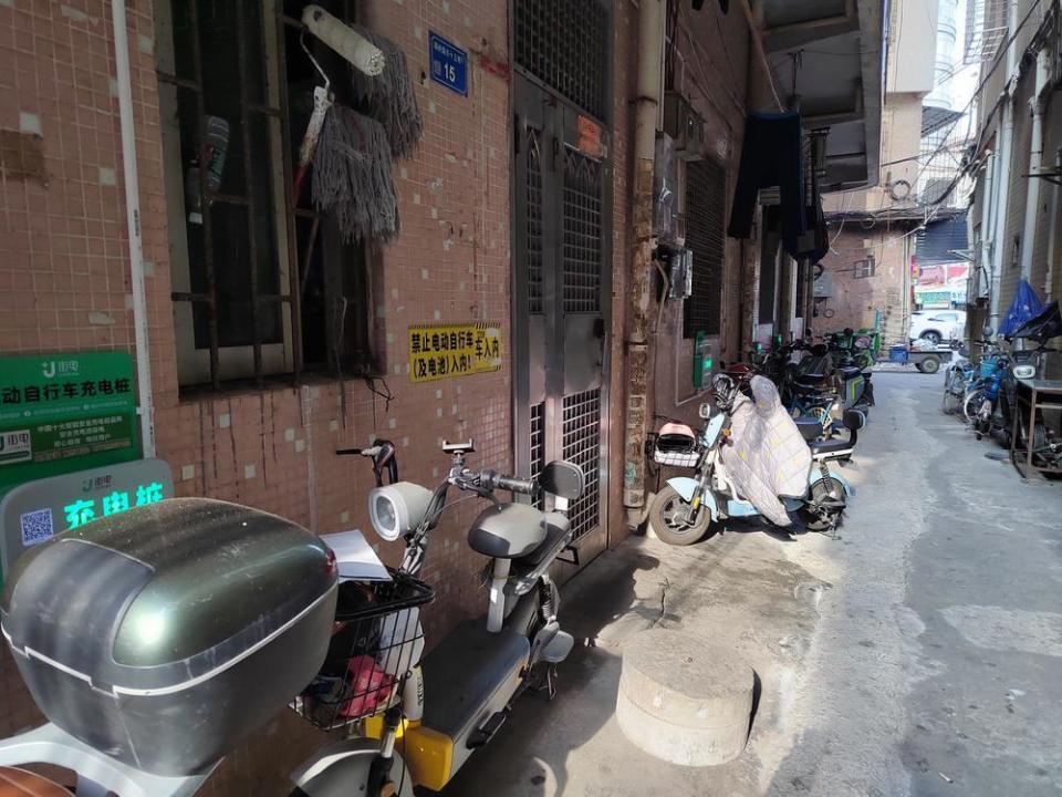 【新闻追踪】东莞:多家商超地下车库禁停电动车 城中村消防问题引关注