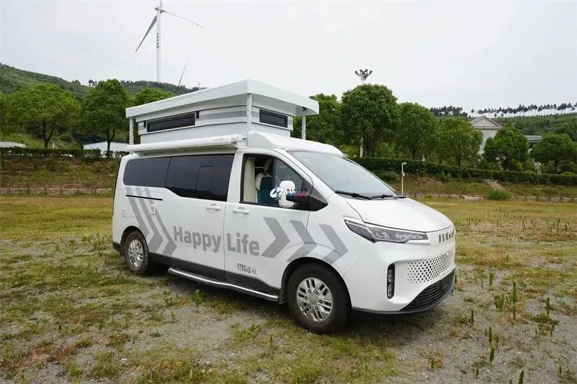 纯电硬升顶b型房车来了!彻底摆脱用电焦虑,还带航空座椅和卫生间