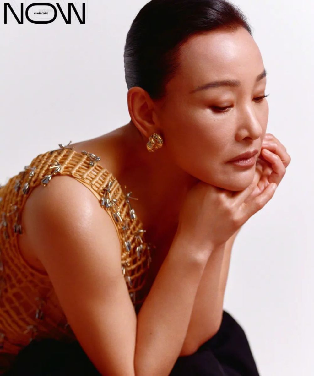 陈冲亮相时尚杂志宣传《忠犬八公》,潇洒从容展现大气之美_腾讯新闻