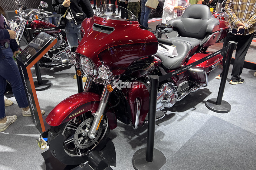哈雷至尊滑翔公路之王上市 38.88万元_腾讯新闻