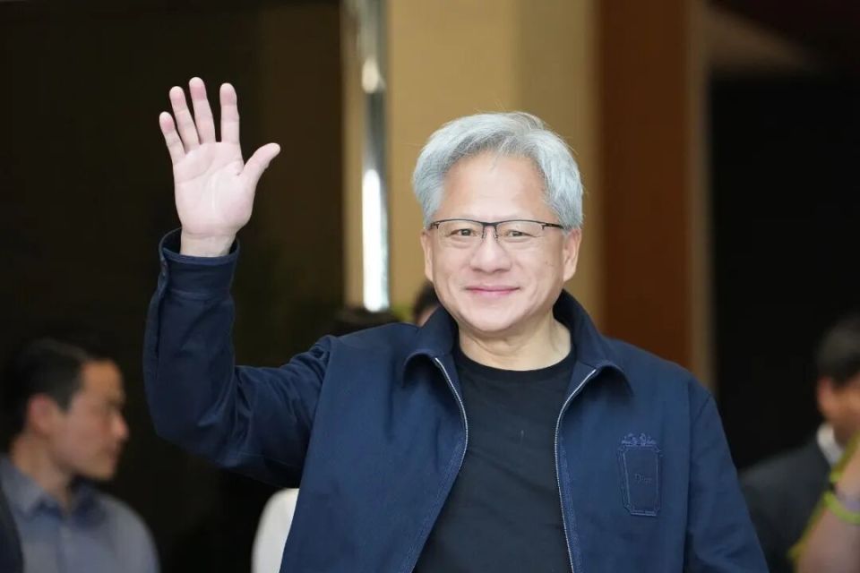 黄仁勋抵达韩国，大批粉丝接机！将去五花肉店与韩企掌门们吃饭_腾讯新闻