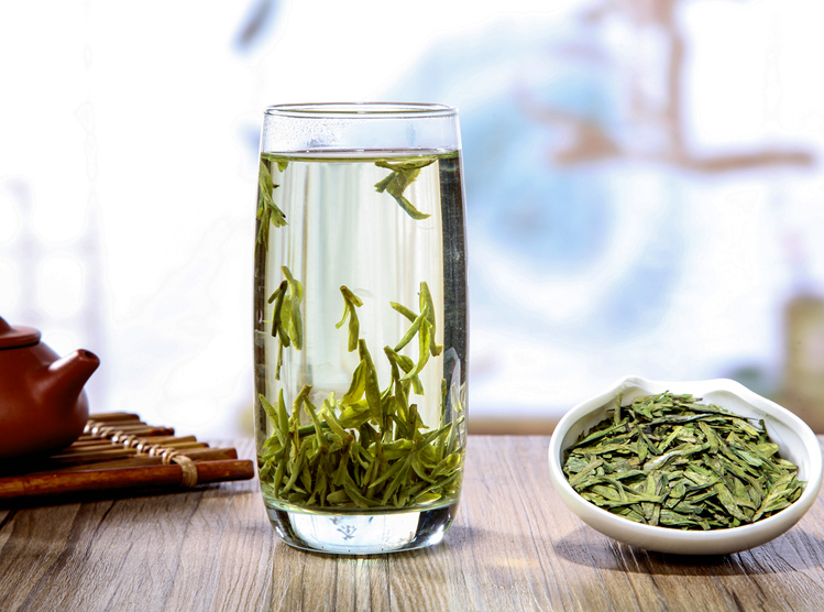 西湖龙井茶以色绿,香郁,味甘,形美四绝著称于世,为中国十大名茶之首