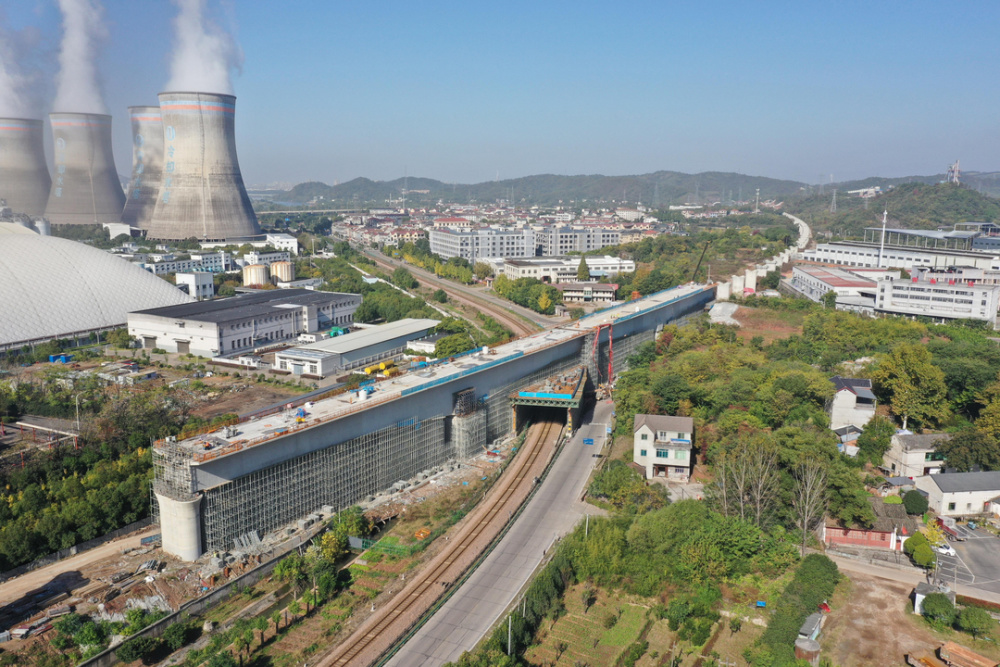 金建铁路跨杭金衢高速公路特大桥上跨金千铁路连续梁顺利合龙