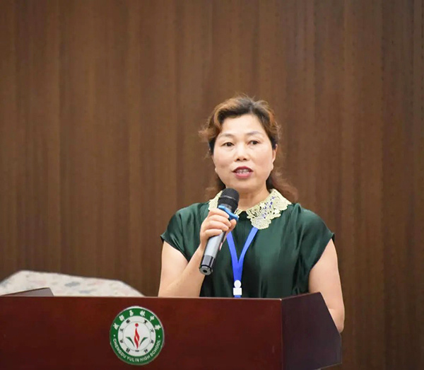 交流会上,成都玉林中学副校长但菊芬对前来调研的川师领导及教师团队