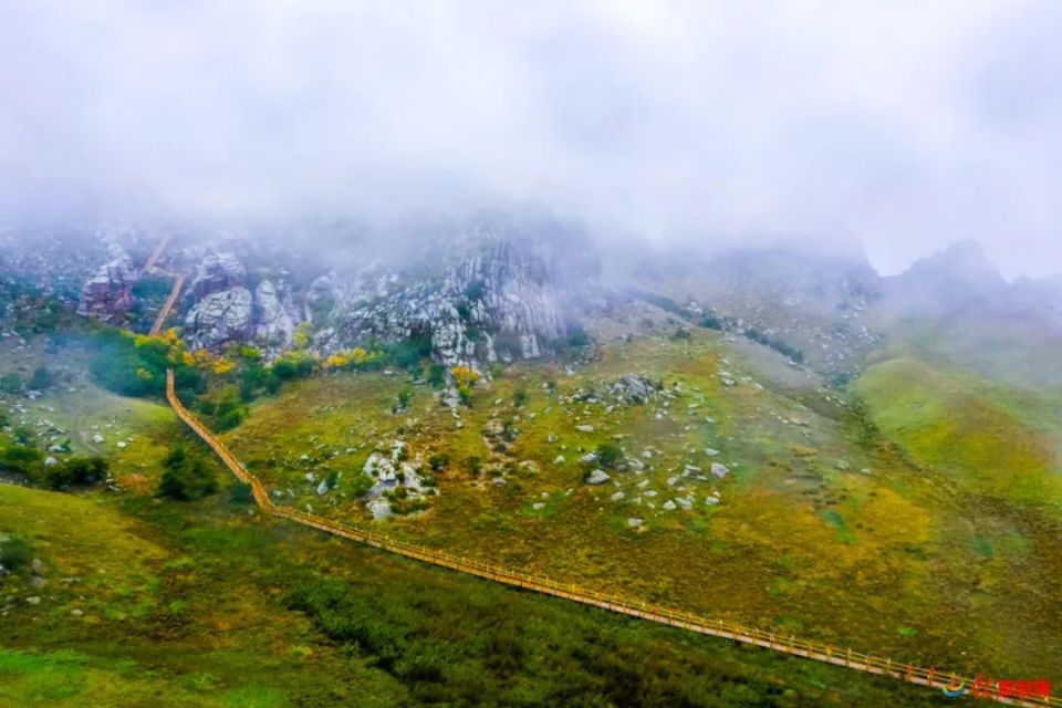 牧民敬重的地方也是人们旅游,休闲的好去处夏天去乌里雅斯太山感受草